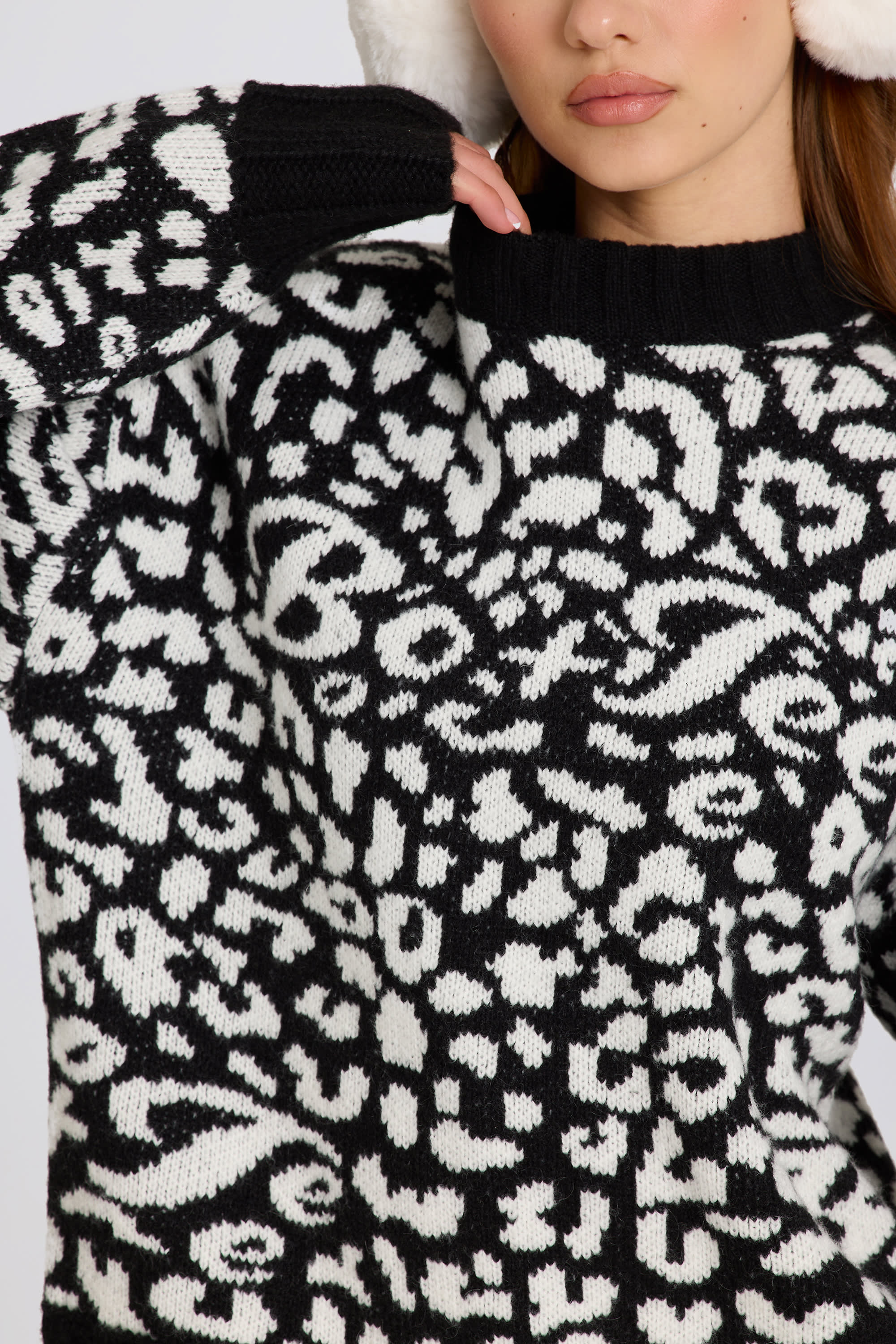 Jacquard-Knit Oversized Jumper in Black - Image 5