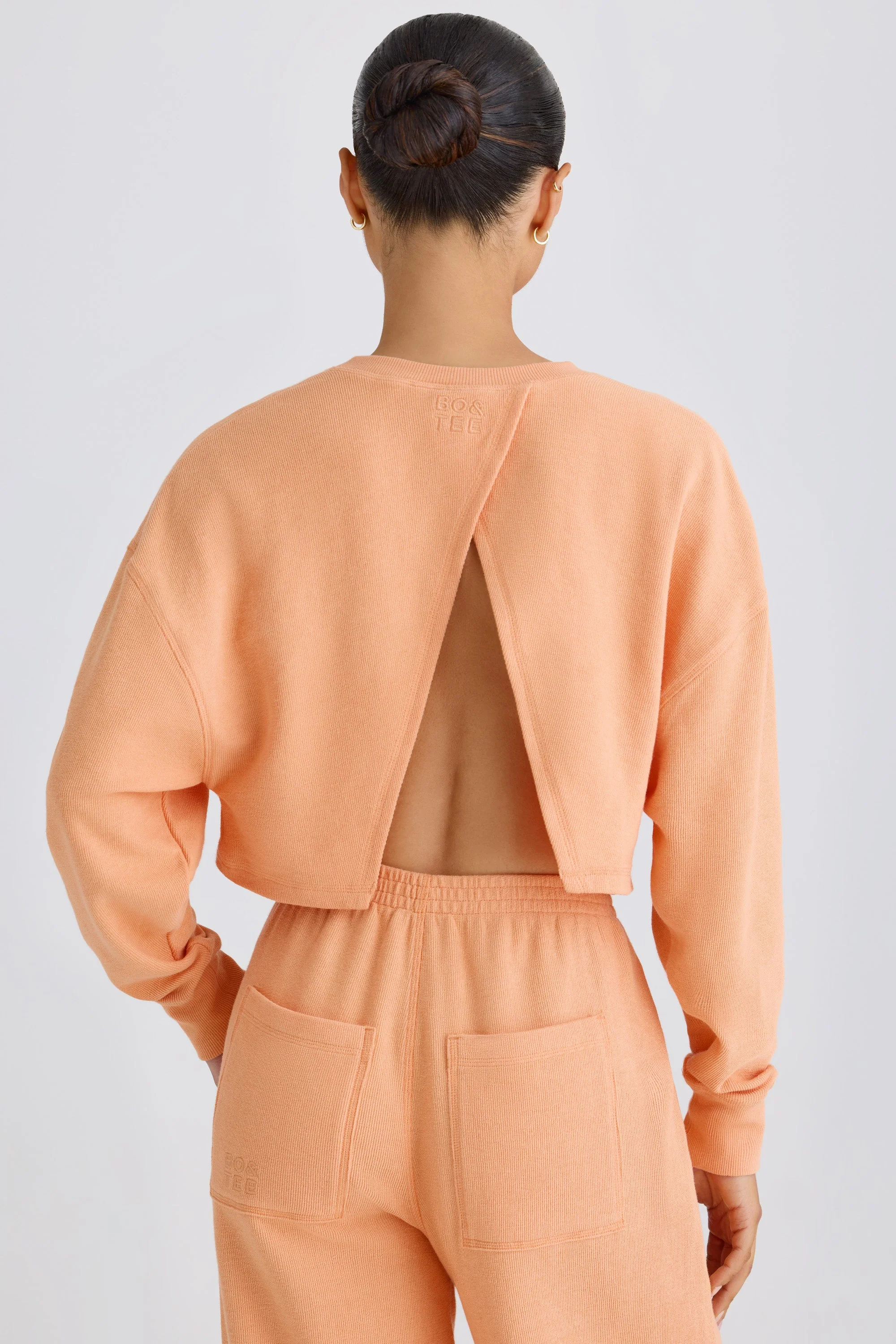 Textured Cotton Jersey Open-Back Cropped Sweatshirt in Peach - Image 7